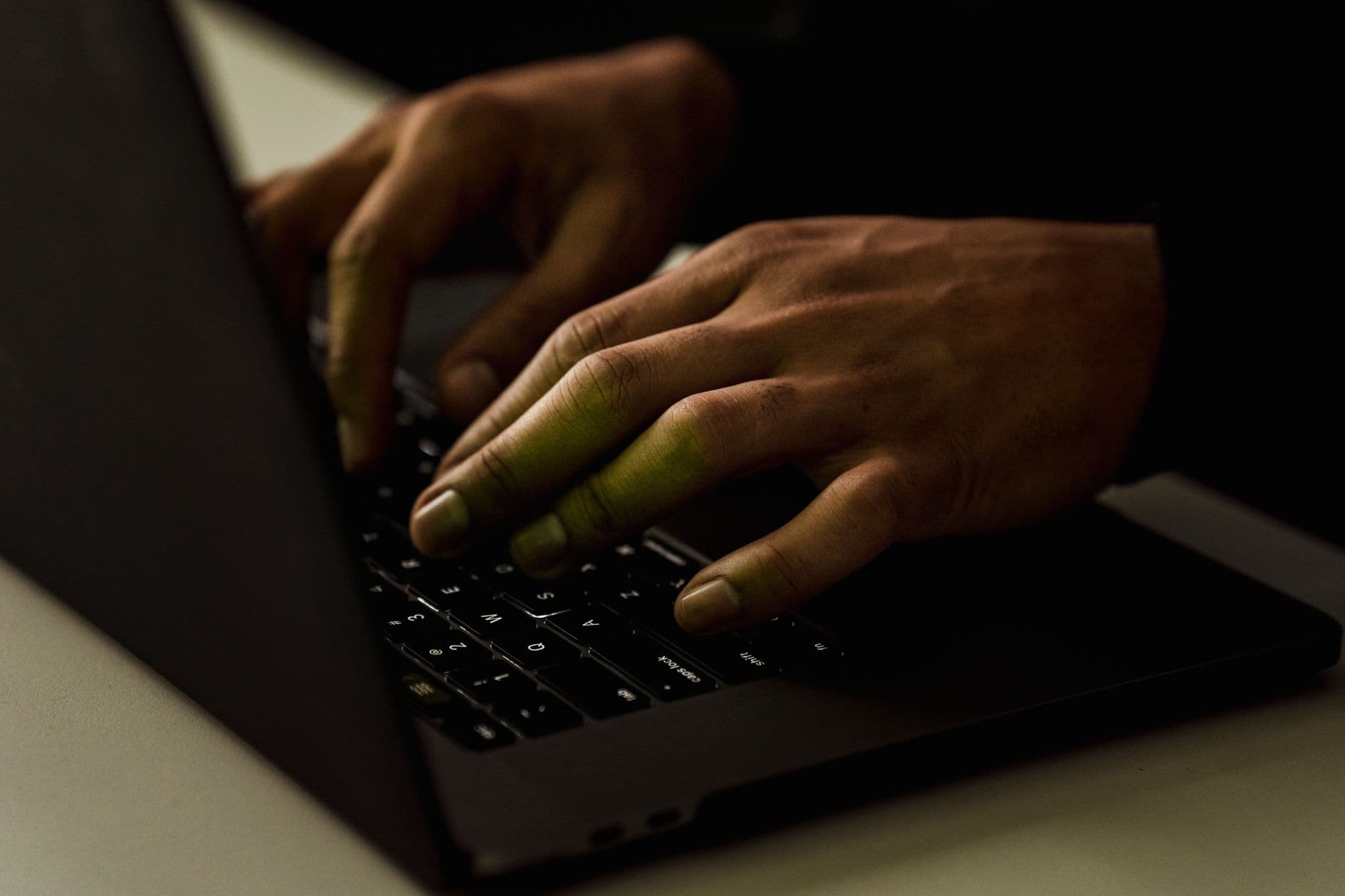 Close das mãos de uma pessoa programando no teclado