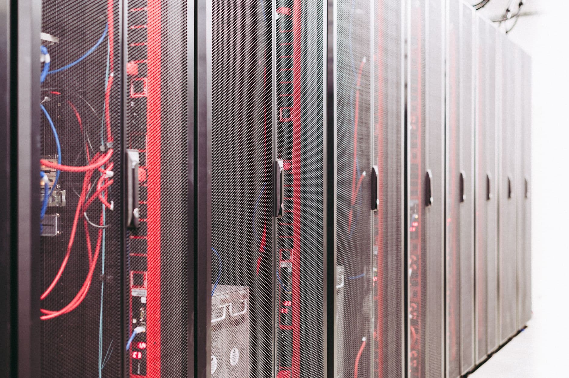 Corredor de data center com racks de servidores